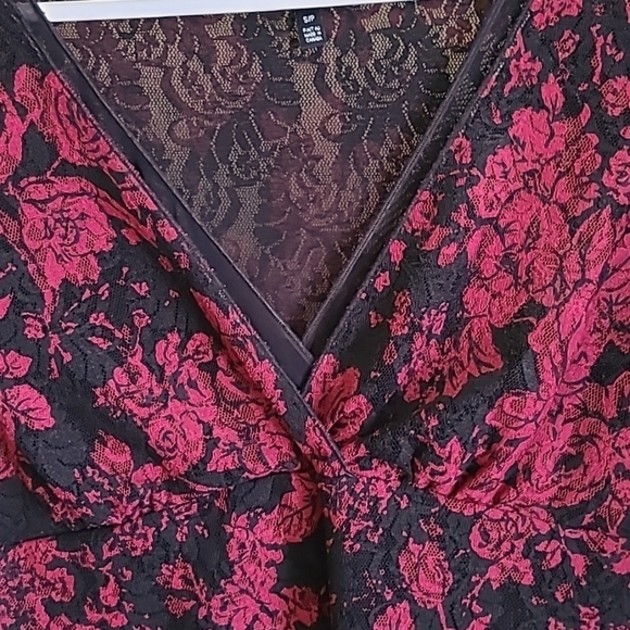 Pretty lace top with cap sleeves - Picture 5 of 9